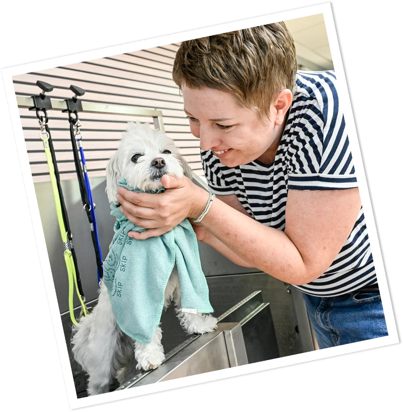 Ina trocknet einen Hund nach dem Bad ab
