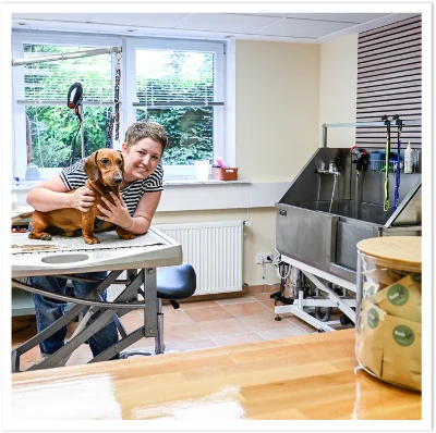 Ina mit einem Dackel im Bielefell Hundesalon